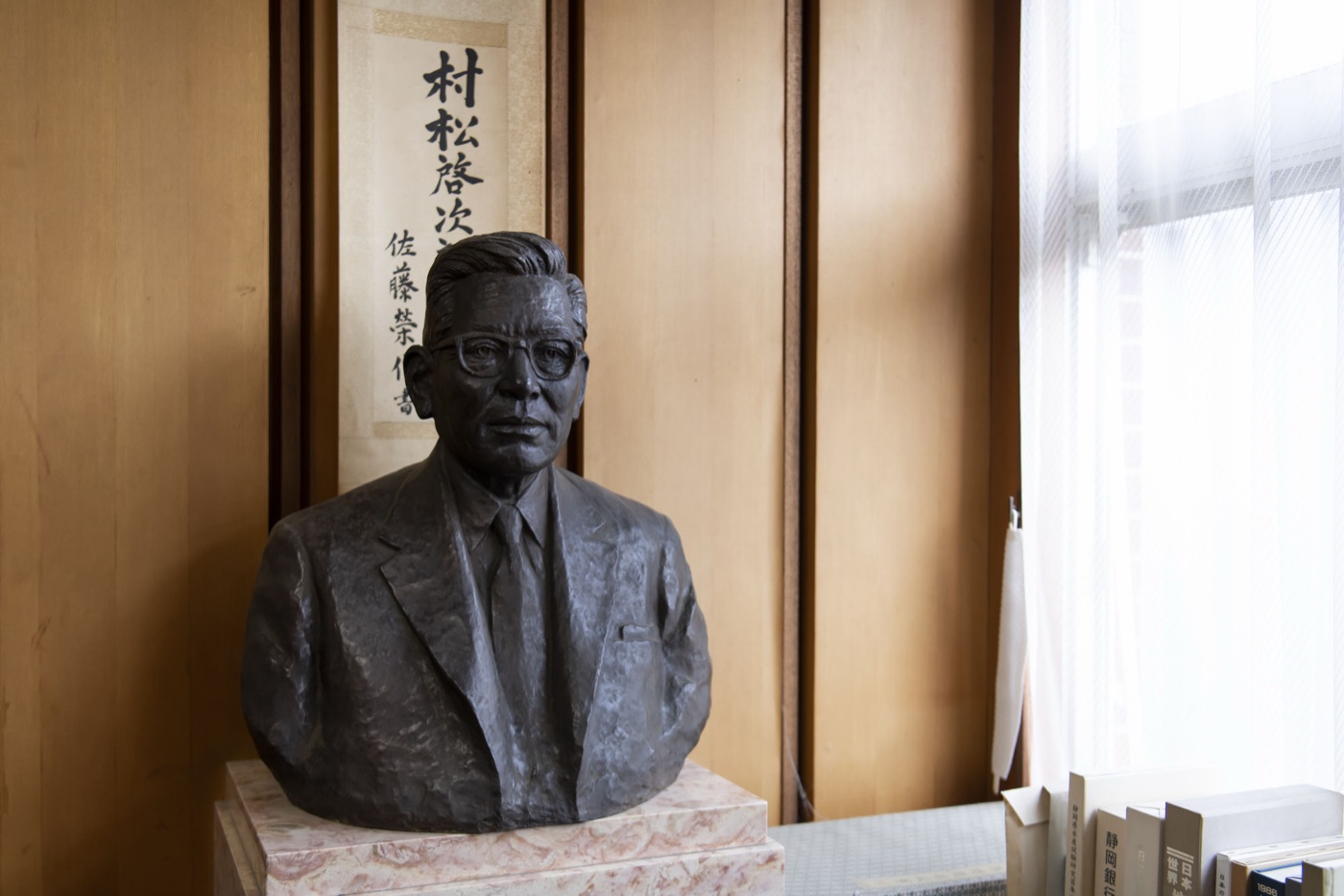うなぎ養殖研究家・村松啓次郎の胸像